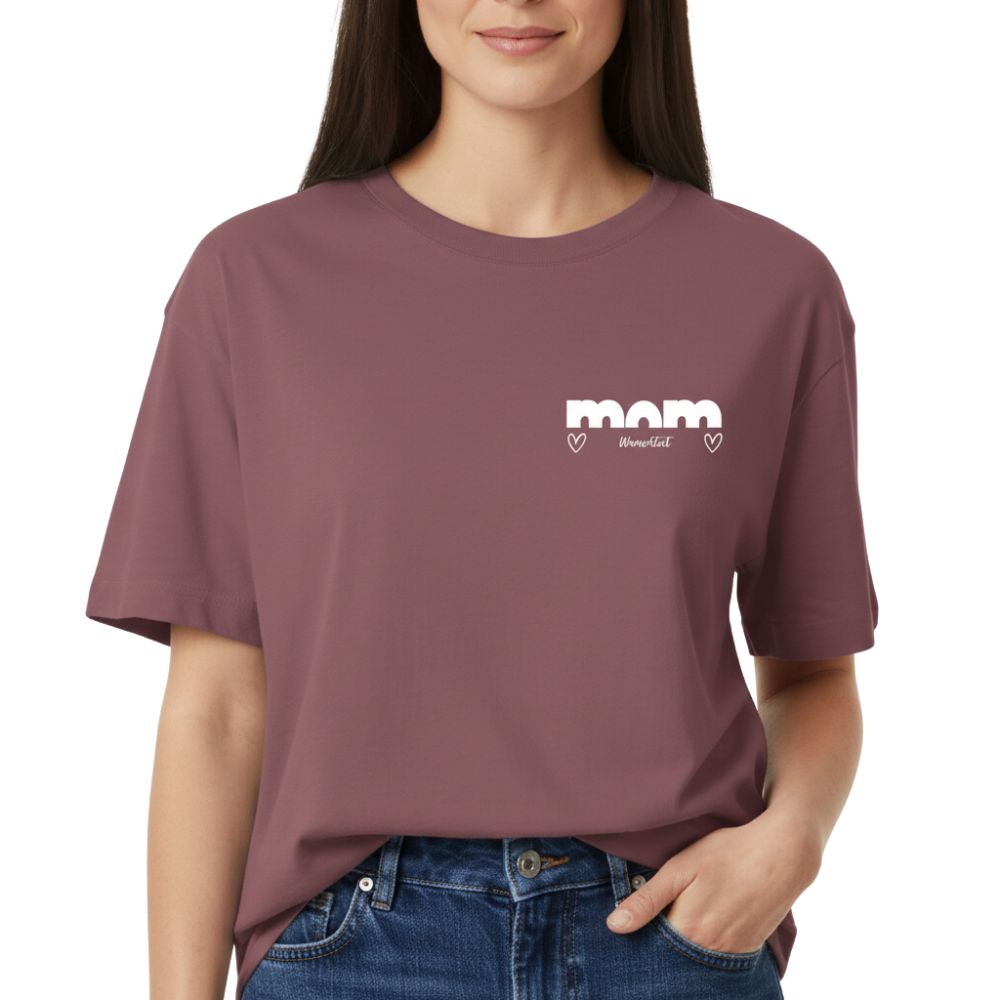 Nahaufnahme des personalisierten "MOM Wunschtext" Designs auf dem dunkelroten Heavy Oversize T-Shirt (240 g/m²). Zeigt die feste, wertige Haptik der Bio-Baumwolle.