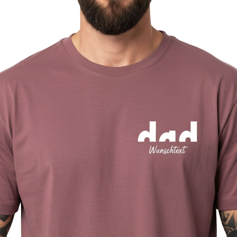Premium Oversize Herren T-Shirt PROUD DAD aus Bio-Baumwolle in Kaffa Coffee, personalisierbar, Nahaufnahme des Brustprints, schwere Premium-Qualität im Oversize-Fit für moderne Väter.