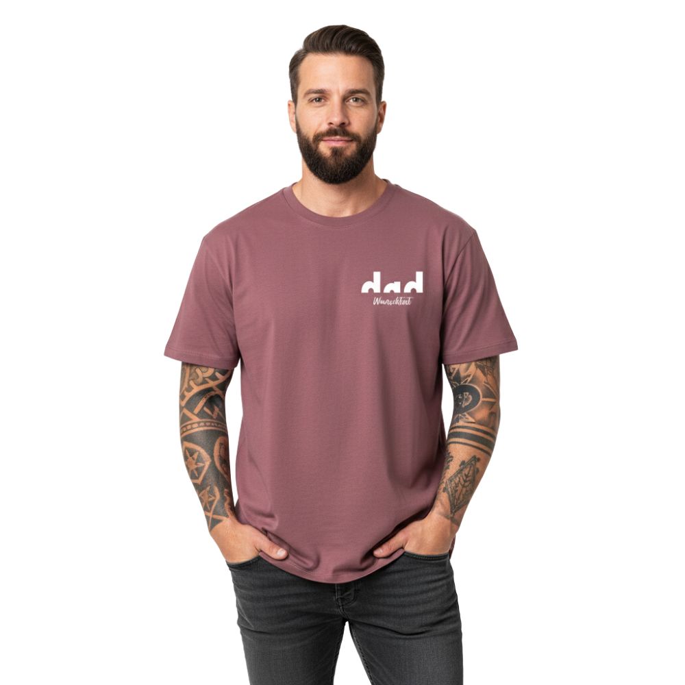 Premium Oversize Herren T-Shirt PROUD DAD aus Bio-Baumwolle in Kaffa Coffee, personalisierbar, studiofotografierte Frontansicht, hochwertiger Oversize-Fit als Premium Papa-Shirt.