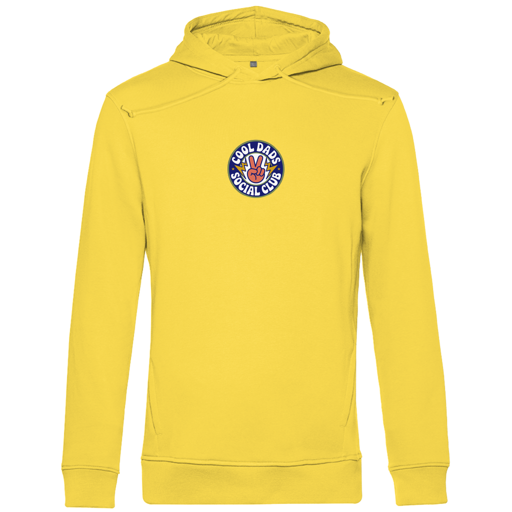 Hoodie Herren "Cool Dads Social Club" aus Bio-Baumwolle in Gelb mit Club-Badge auf der Brust – Statement-Pullover für moderne Väter