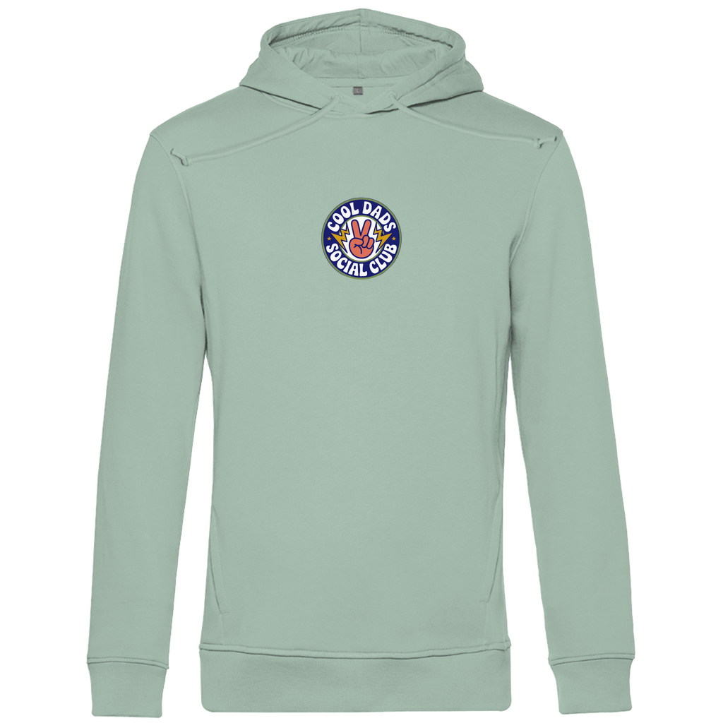 Hoodie Herren "Cool Dads Social Club" aus Bio-Baumwolle in Sage mit Club-Badge auf der Brust – Statement-Pullover für moderne Väter