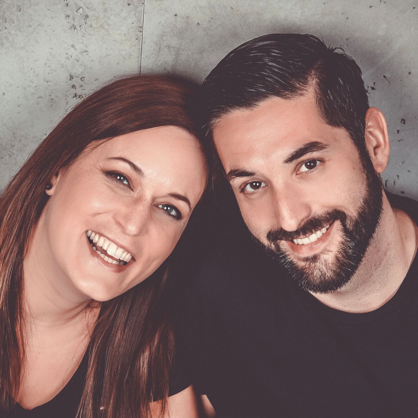 Katrin und Jan von JTG DESIGN – Eltern von zwei Kindern, Gründerteam, warmes Portrait vor neutralem Hintergrund