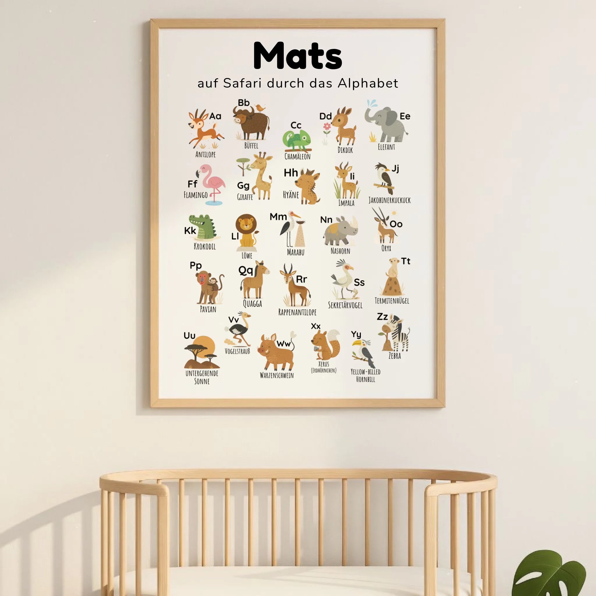 ABC Poster für Kinder im Safari & Savanne Design, personalisierbar mit Namen und Spruch, hochwertige Illustration mit Löwe, Elefant und Giraffe, pädagogisch wertvoll zur frühen Buchstabenerkennung, ideal für Kinderzimmer. Druck im Hochformat DIN A0, beliebt in Deutschland