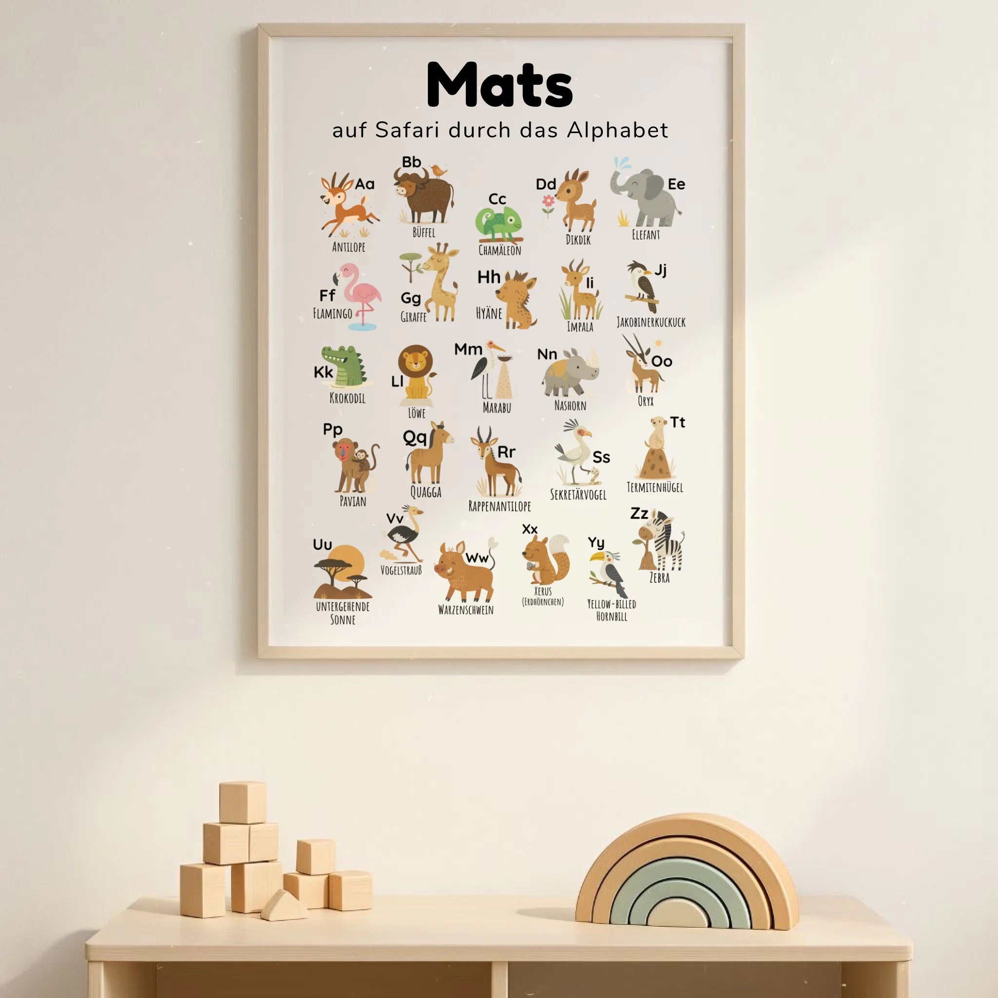 ABC Poster für Kinder im Safari & Savanne Design, personalisierbar mit Namen und Spruch, hochwertige Illustration mit Löwe, Elefant und Giraffe, pädagogisch wertvoll zur frühen Buchstabenerkennung, ideal für Kinderzimmer. Druck im Hochformat DIN A1, beliebt in Deutschland