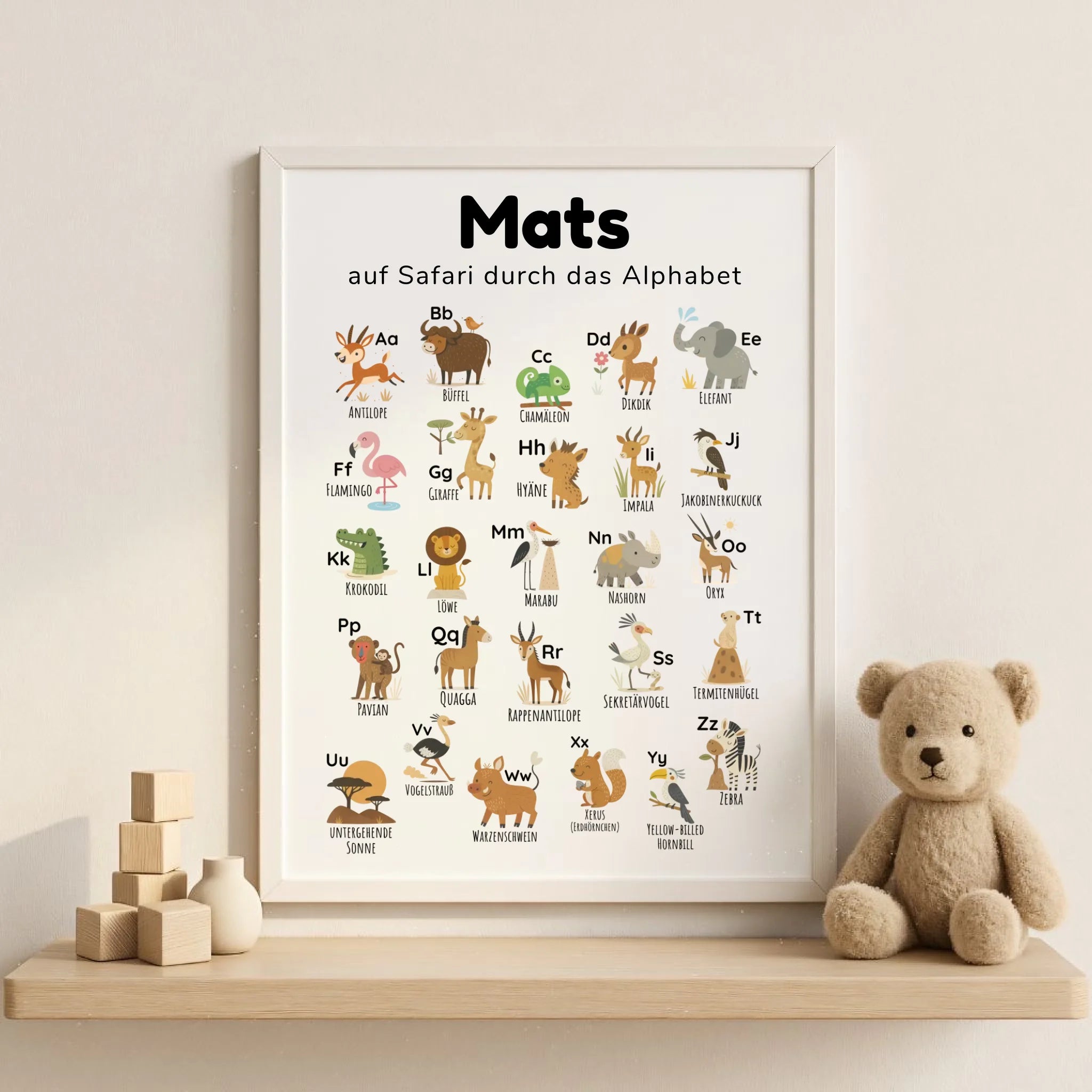 ABC Poster für Kinder im Safari & Savanne Design, personalisierbar mit Namen und Spruch, hochwertige Illustration mit Löwe, Elefant und Giraffe, pädagogisch wertvoll zur frühen Buchstabenerkennung, ideal für Kinderzimmer. Druck im Hochformat DIN A3, beliebt in Deutschland