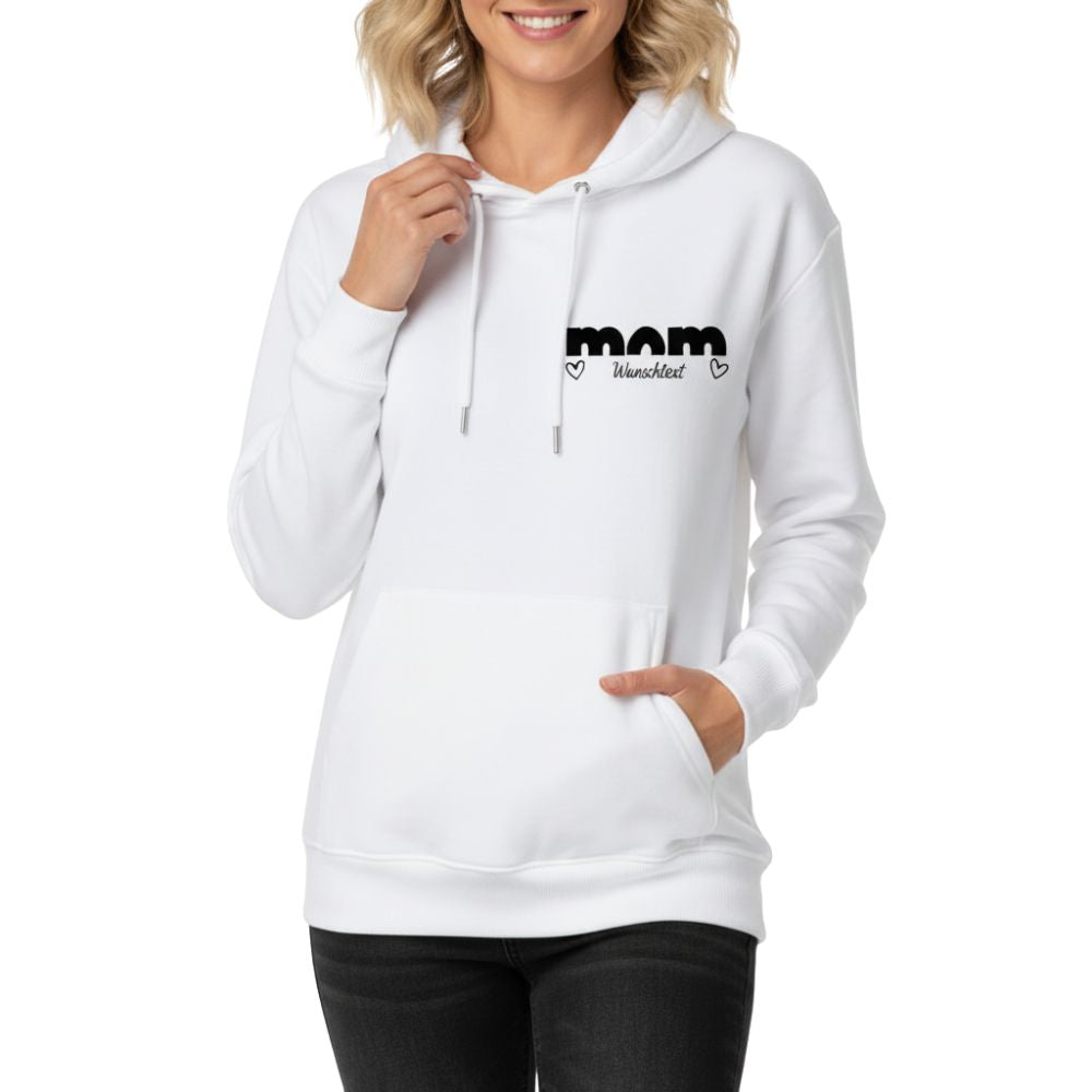 Nahaufnahme des weißen Premium Hoodies, fokussiert auf das schwarze "MOM (Wunschtext) Herzen" Design auf der Brust.