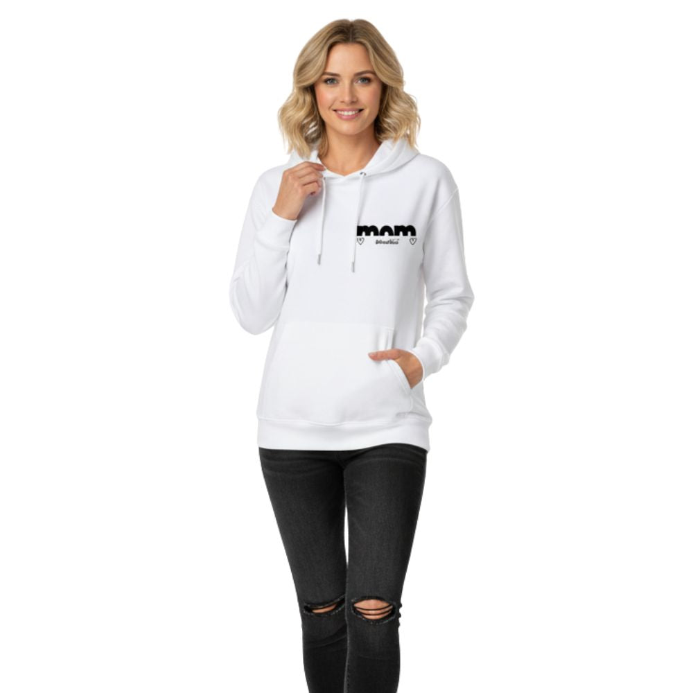 Westeuropäisches Model in weißem Mama Hoodie und schwarzer, zerrissener Jeans vor cleanem weißen Hintergrund.