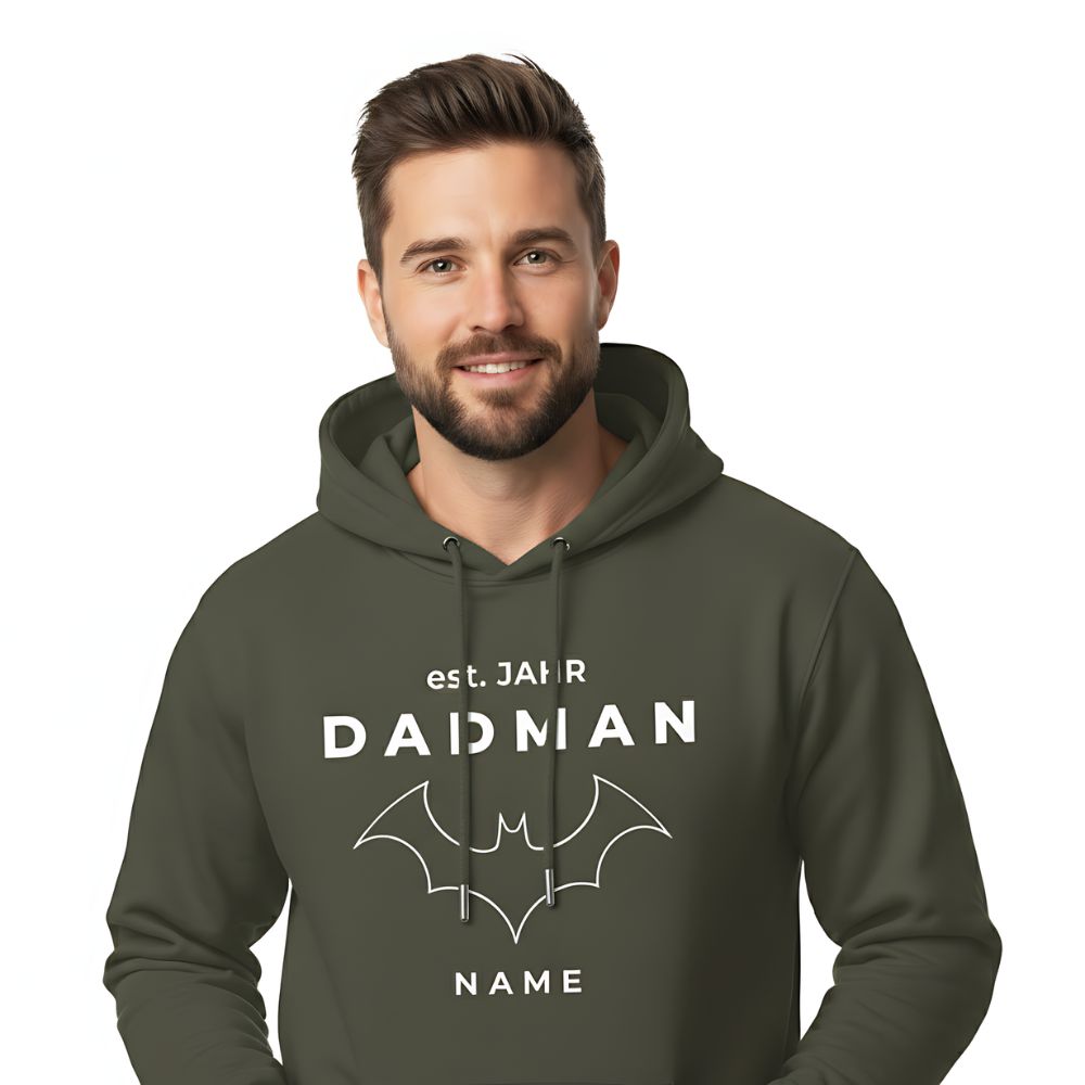 PREMIUM Herren Hoodie "DADMAN" (350 g/m² Bio-Baumwolle) in Khaki. Model im detaillierten Close-up, Papa Hoodie personalisiert mit "est. JAHR" und "NAME". Zeigt hochwertigen Druck und Stoff. Ideales Vatertagsgeschenk.