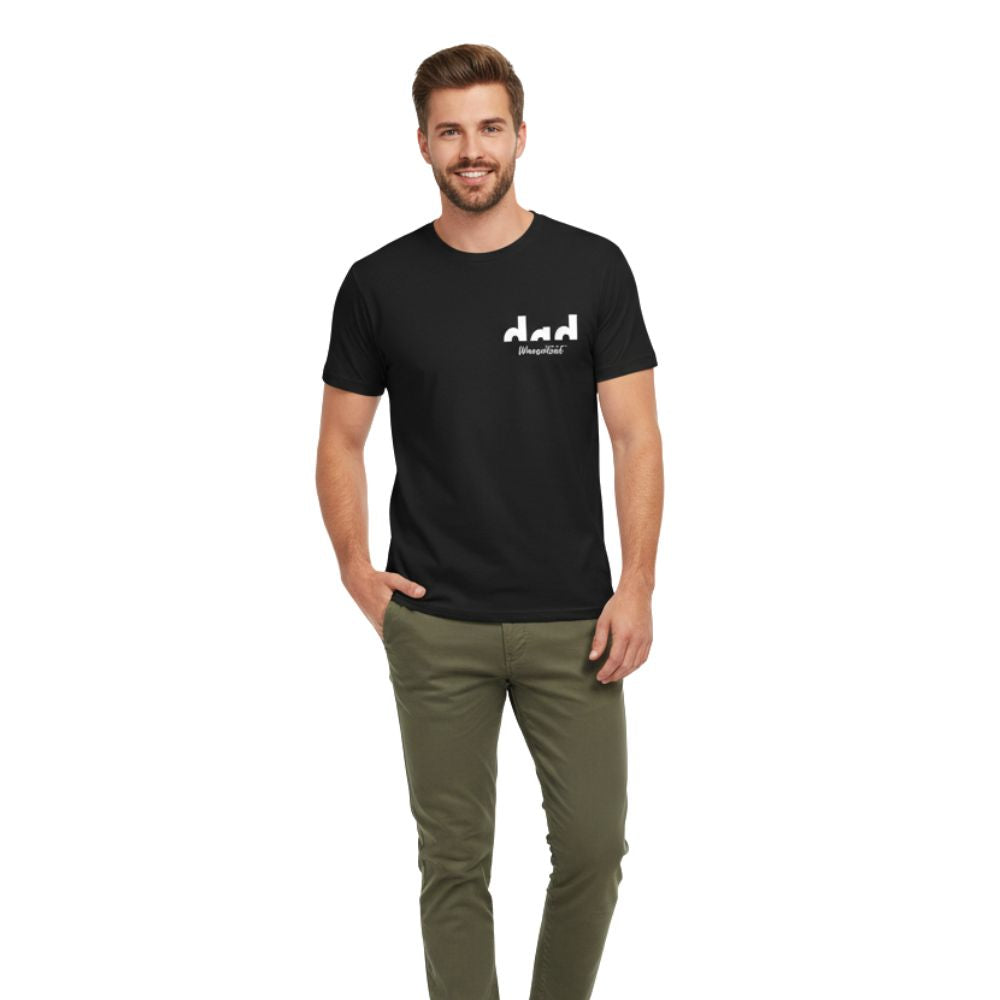 Männliches Model (32) in olivgrüner Chino und schwarzen Proud Dad T-Shirt. Zeigt die Premium Passform und Qualität.