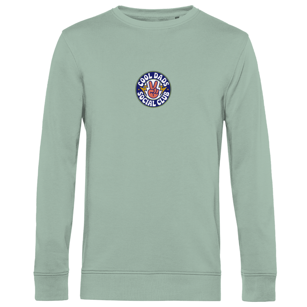Sweatshirt Herren "Cool Dads Social Club" aus Bio-Baumwolle in Sage mit Club-Badge auf der Brust – klarer Look für stylische Väter