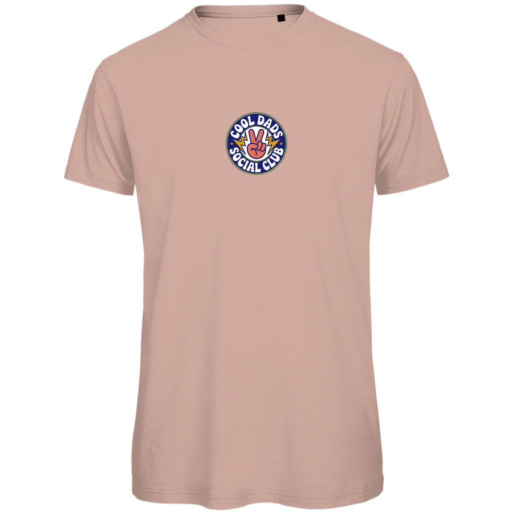 T-Shirt Herren "Cool Dads Social Club" aus Bio-Baumwolle in Rosa mit Club-Badge auf der Brust – modisches Statement für moderne Papas