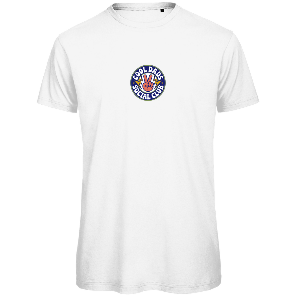 T-Shirt Herren "Cool Dads Social Club" aus Bio-Baumwolle in Weiß mit Club-Badge auf der Brust – modisches Statement für moderne Papas