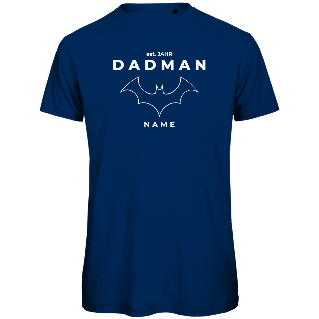 T-Shirt Herren „DADMAN“ personalisierbar aus Bio-Baumwolle in Navy Blau – zurückhaltendes Superhelden-Design für Väter mit Namen und Geburtsjahr