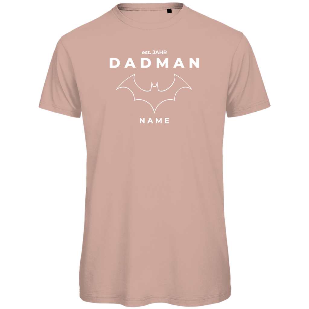 T-Shirt Herren „DADMAN“ personalisierbar aus Bio-Baumwolle in Rosa – zurückhaltendes Superhelden-Design für Väter mit Namen und Geburtsjahr