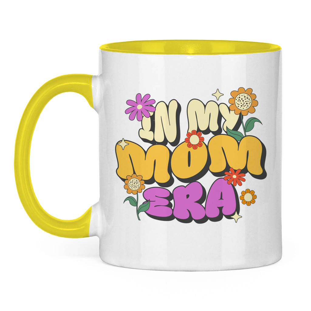 Zweifarbige Keramiktasse für Mütter mit "In My Mom Era" Aufdruck, weiß mit gelben Henkel und Innenseite, 330ml Fassungsvermögen, spülmaschinen- und mikrowellengeeignet.