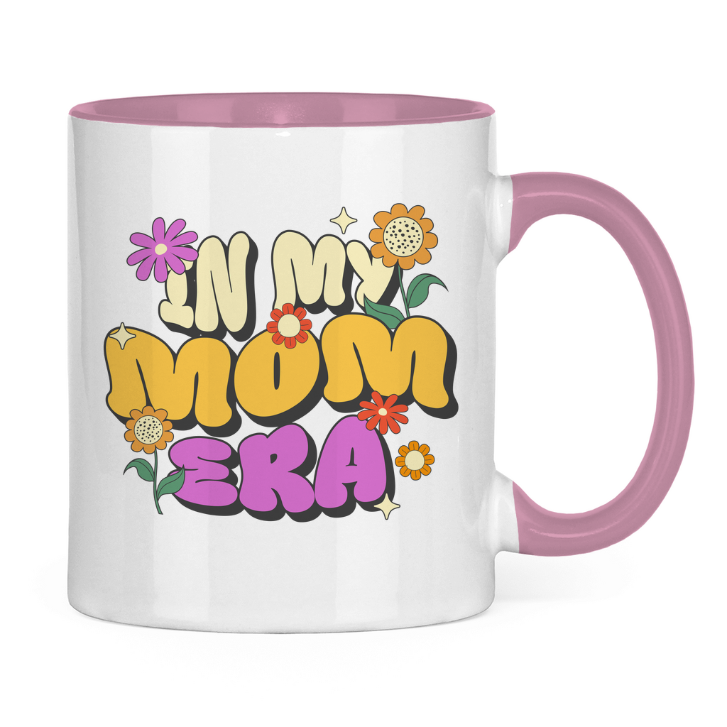 Zweifarbige Keramiktasse für Mütter mit "In My Mom Era" Aufdruck, weiß mit rosa Henkel und Innenseite, 330ml Fassungsvermögen, spülmaschinen- und mikrowellengeeignet.